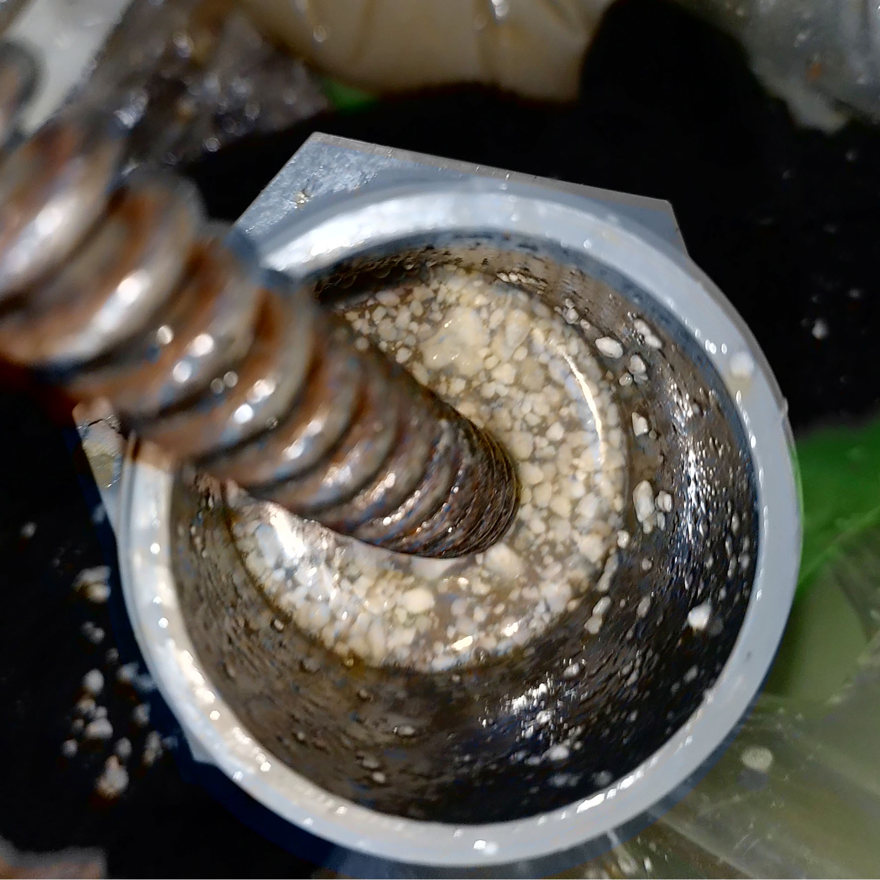 ドレンクリーナーを使用したキッチン排水管つまり除去作業の様子