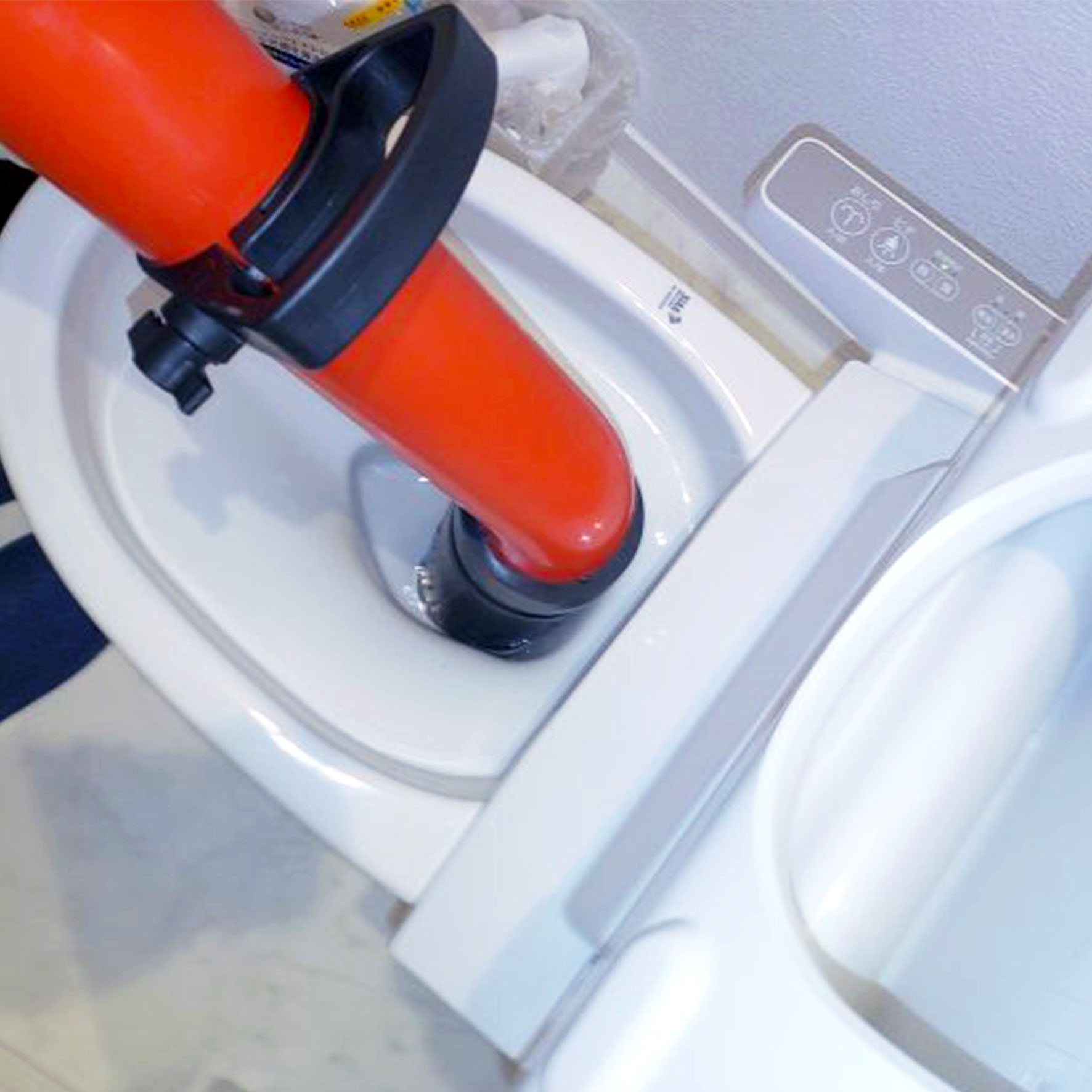 高圧ポンプを使用したトイレつまり除去作業の様子