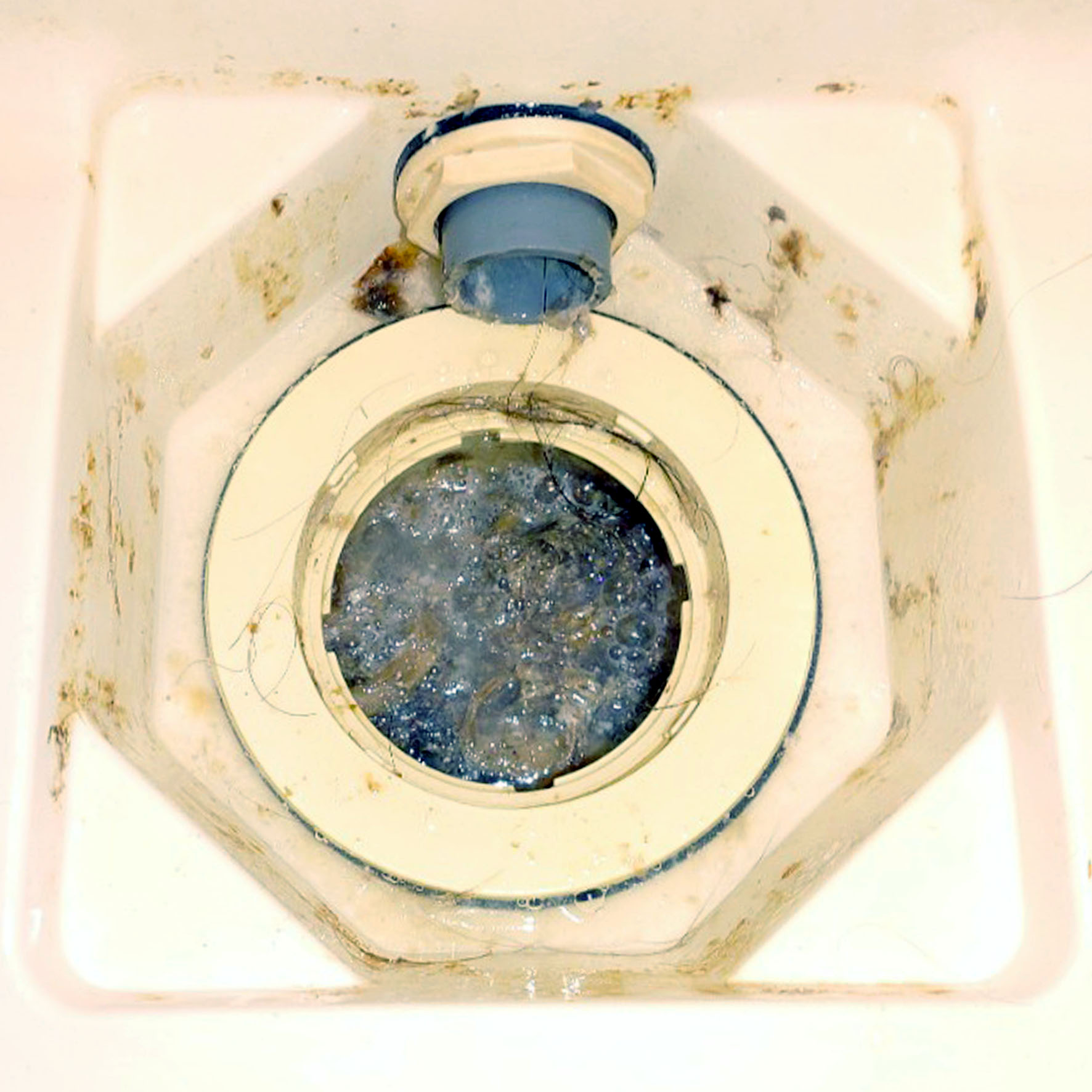 高圧洗浄機を使用した浴室排水管つまり除去作業の様子